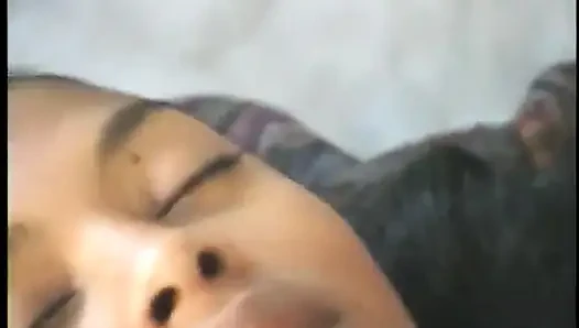 Großer schwarzer typ leckt muschi von frechen, schokoladenhärzten küken und fickt sie dann auf dem bett