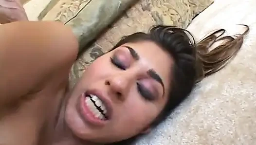 Hintli bomba kanepede adamın şişman yarağına biniyor