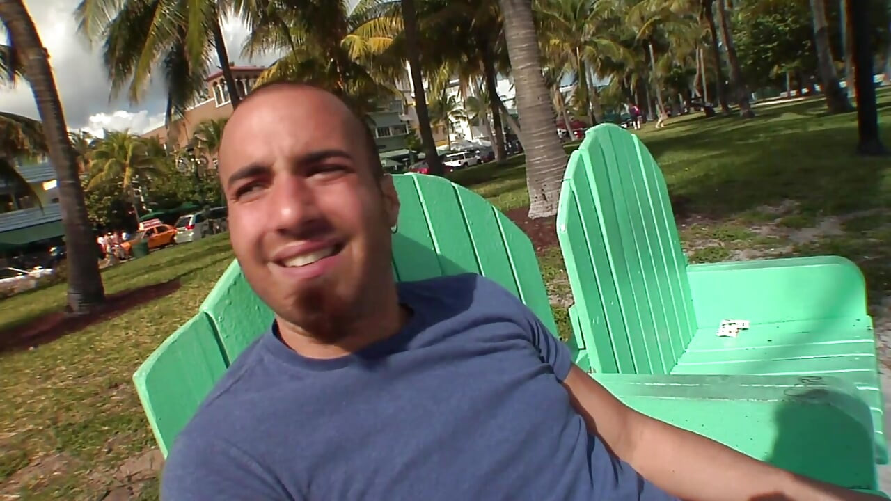 Blond nastolatka zostaje zerżnięta przez dużego twardego kutasa