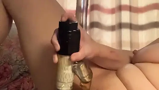 Amatör azgın orta yaşlı seksi kadın kendini oyuncak gibi sikiyor ve sert boşalıyor