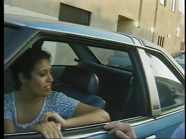 Lepo veliko svršavanje na jeziku za ovu tamnokosu kurvu nakon teškog jebanja