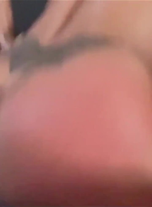 继父喜欢我的骑乘方式, 所以他忍不住拿起电话! !