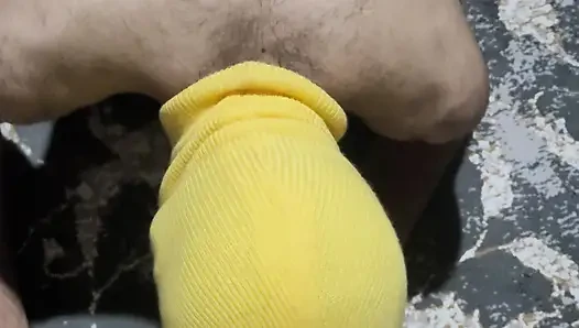 Herrin footjob und ballbusting-sklave zu hause