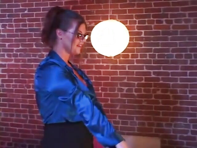 Horny MILF in glasses loves to take all the juice on her face