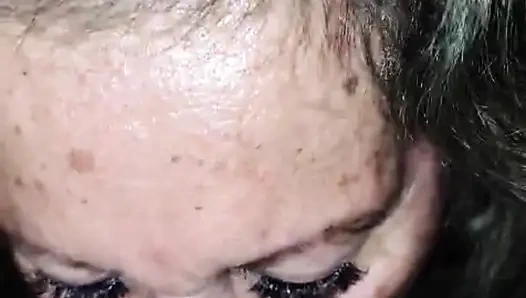 Ibu tiri menelan semuanya dan menikmatinya