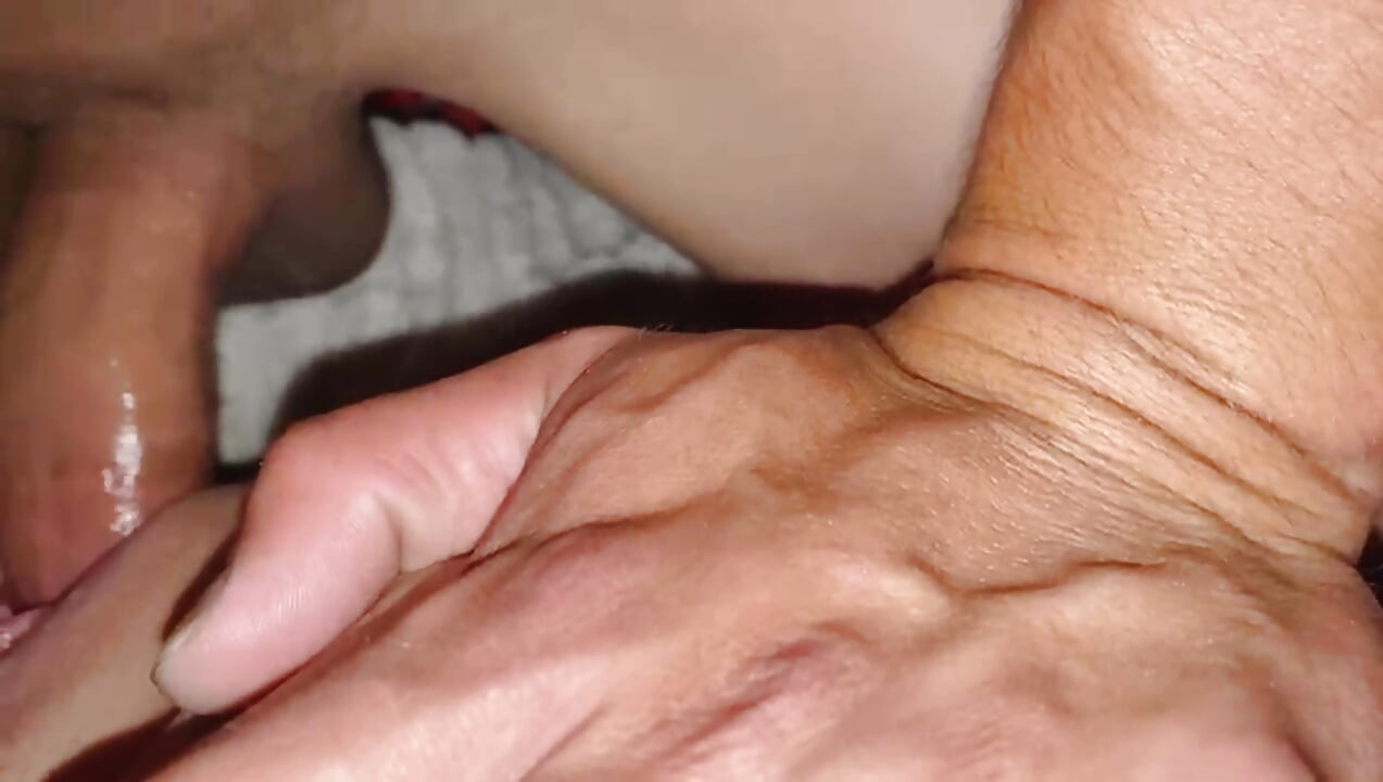 我的5500万摄影师狠狠地抽插了我的阴户，他的超级厚实的大鸡巴敲打我的墙壁。我在里面摇晃