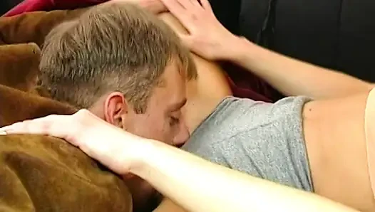 Gadis mungil ini dientot habis-habisan sama kontol besar