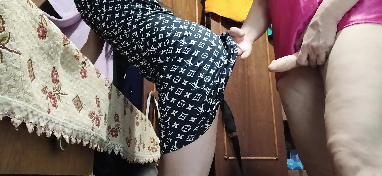 当我的男朋友去商店时, 他的继妹操了我