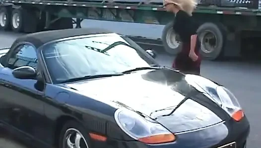 Sarışın tanrıçayı tüm deliklerinde sikiyor