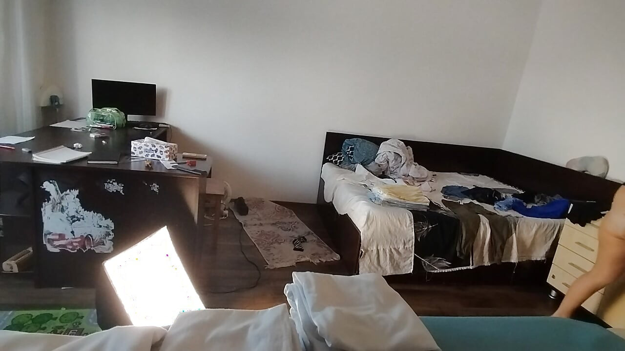 Sexy wife doing housework naked. Cum on wife's big ass. Hot foreplay with a couple, massage with oil s