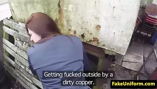 Румынскую британку трахнул в рот полицейский в любительском видео