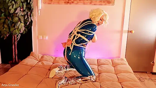 Latex-bondage, devote MILf trägt gag versaute flucht