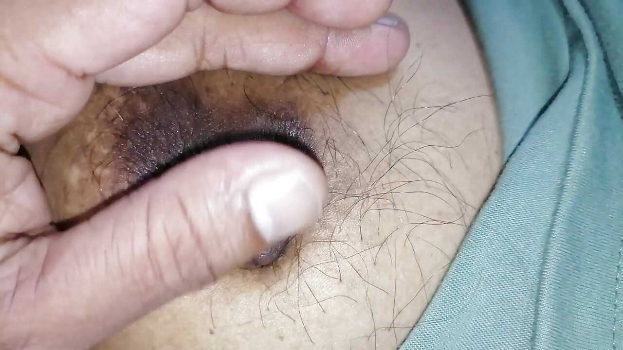 天然毛茸茸奶子的亚洲女郎在做爱前展示全身
