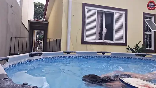 Sürtük Komşun Havuzda Kendini Gösteriyor