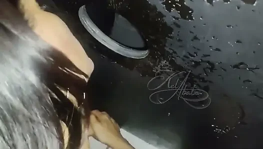 Der rascal kam hart, zuerst in meine muschi und dann in meinen Mund im gloryhole