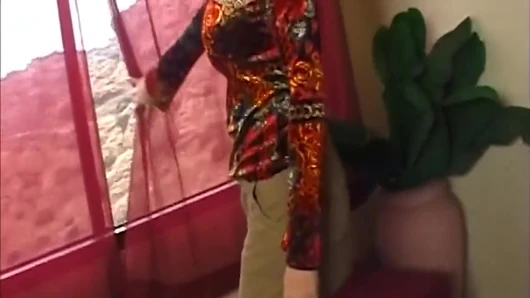Blonde MILf nimmt pulsierenden schwanz tief in den hals, überall tropfendes sperma