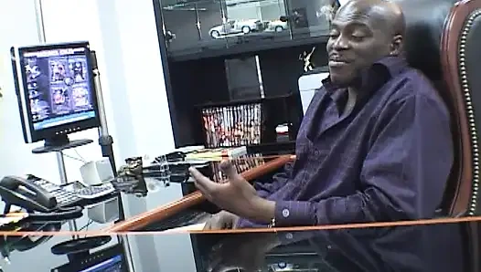 Бледная девушка-блондинка сосет огромный черный член и готовится хорошо трахаться