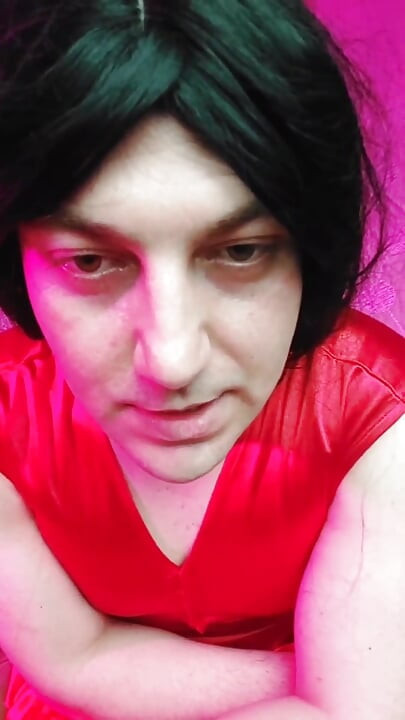 La princesse rouge Kitty Cross s’amuse dans une robe rouge