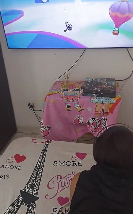 เล่นเพลย์สเตชั่นขณะที่แฟนหนุ่มถ่ายกู