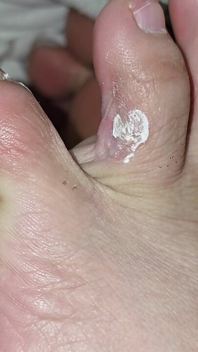 Oops! Step sister "accidentally" handjob step brother big dick without condom