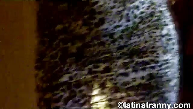 Aksi dildo bintang lucah transgender Nikki Montero di hadapan cermin