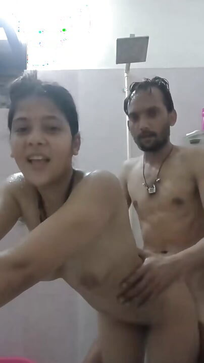 Hintli genç aşıklar banyoda ateşli sert domaltmalı seks videosu