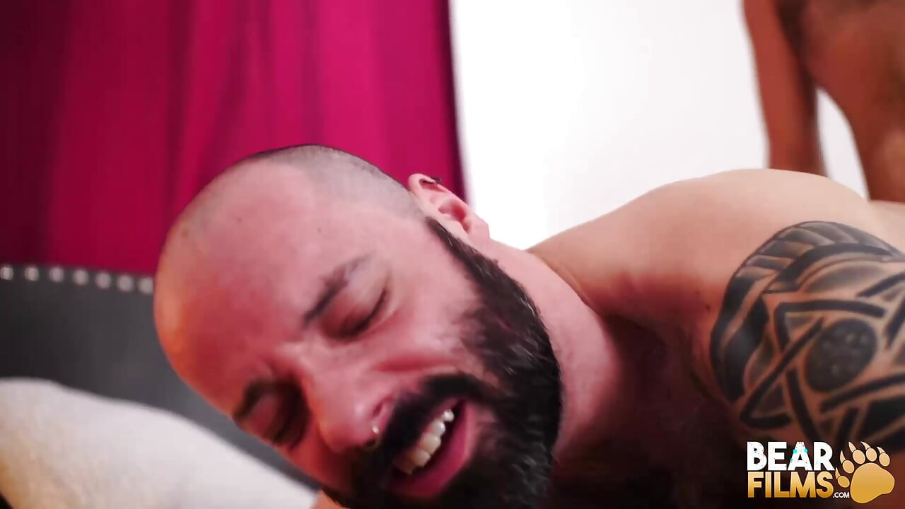 Bearfilms John Lock binmeden önce Tony Rivers'ın götünü yalıyor