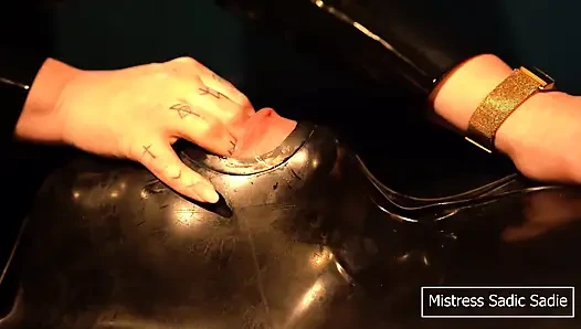 Cewek sange ini lagi asik muasin memeknya pakai elektro sampai orgasme bergiliran!