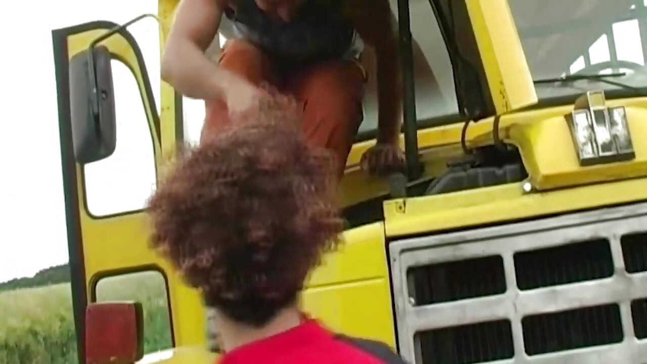 Smeđokosa i crvenokosa dijele kurac na žutom kamionu