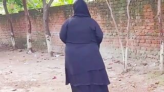 Секс индианки Deshi в хиджабе на улице