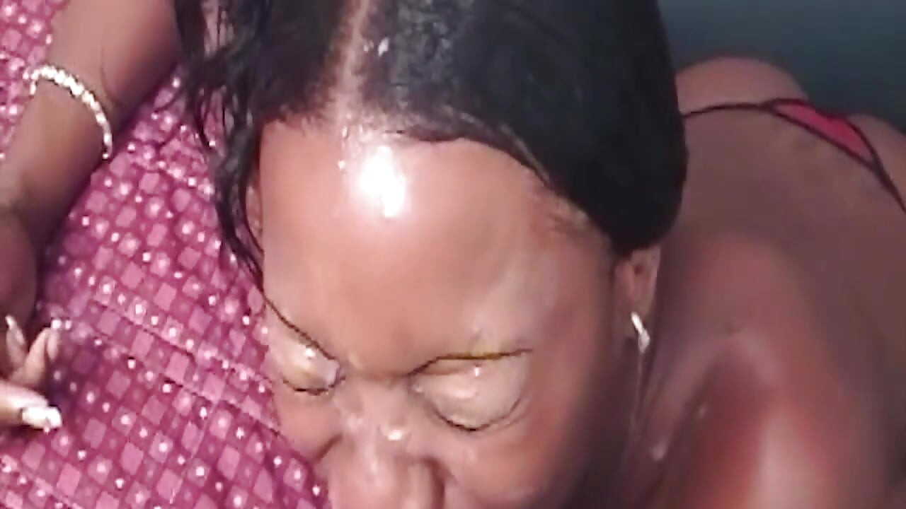 Dojrzała milf drenches wielki kutas w niechlujnym plucie