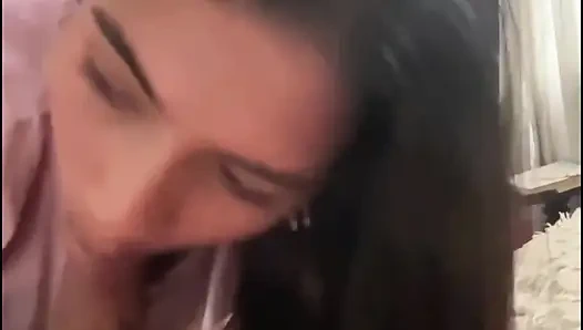 Güzel yüzlü güzel Hintli kadın, penis emiyor ve sonra dört ayak üzerinde sikişiyor, etkileyici derecede büyük bir poposu var