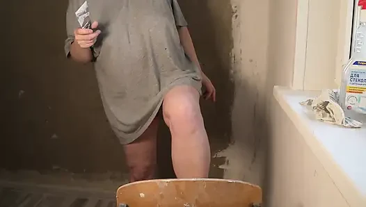 Orta yaşlı seksi kadın külotsuz tadilat yapıyor 1