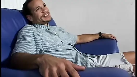 Muhteşem vücutlu ve gözlüklü orta yaşlı seksi kadın mastürbasyon yapıyor ve emiyor