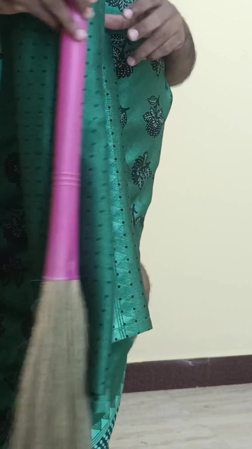 Green colour saree aunty hot romance viral video | Clip 1