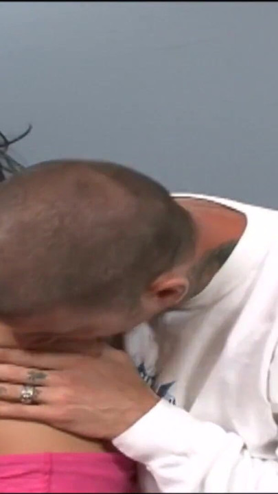 Mršava kurva s probušenom pičkom pokupljena u baru | Isječak 2