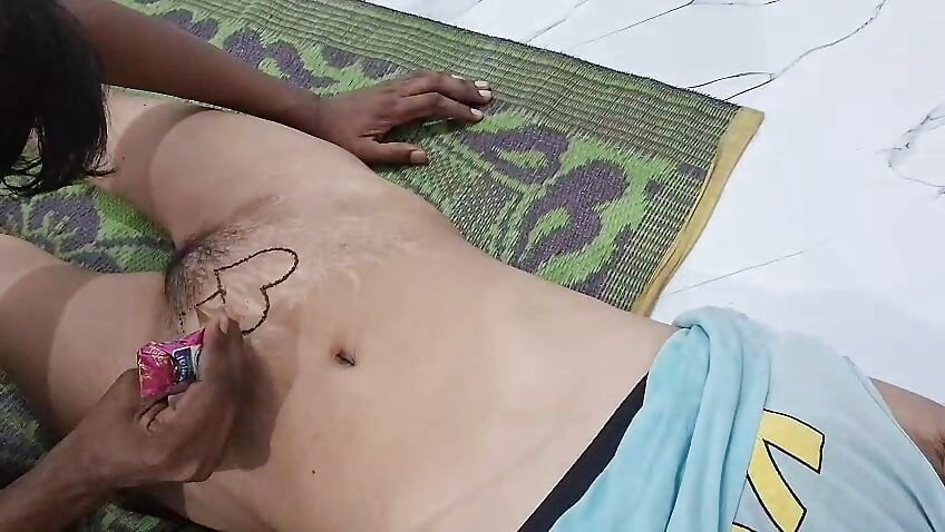 Design mit Mehndi in der Muschi (Burr)