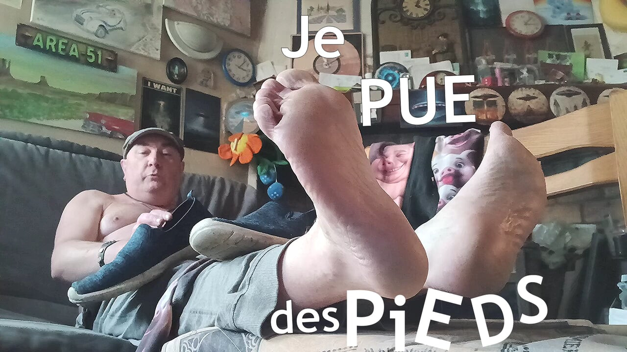Der gute fette Pascal stinkt in seinem wohnzimmer nach Füßen und Schuhen, bevor er seinen extra techno-handjob macht!