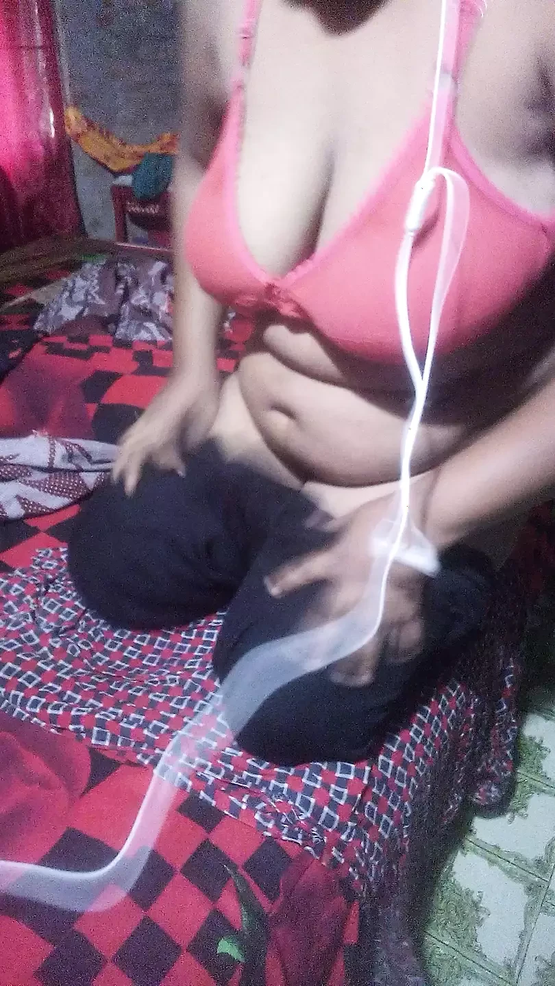Mais jovem meia-irmã faz sexo em vídeo com seu ex-namorado