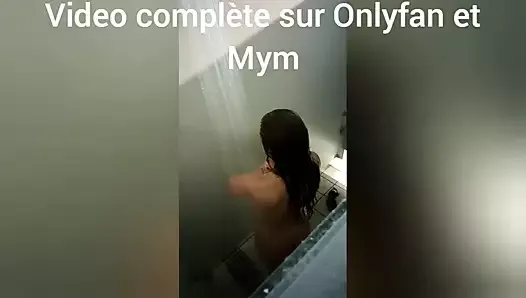 Fille sexy prends une douche au camping