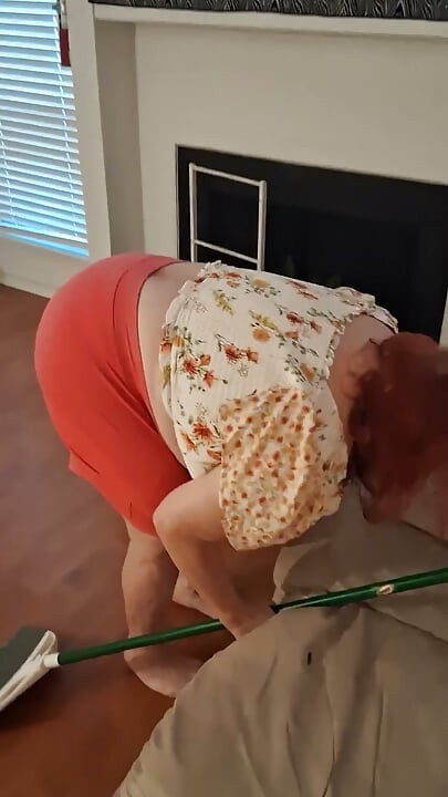 Beleza de Barriga Grande, Enfermeira Vick Limpa o Chão Sujo
