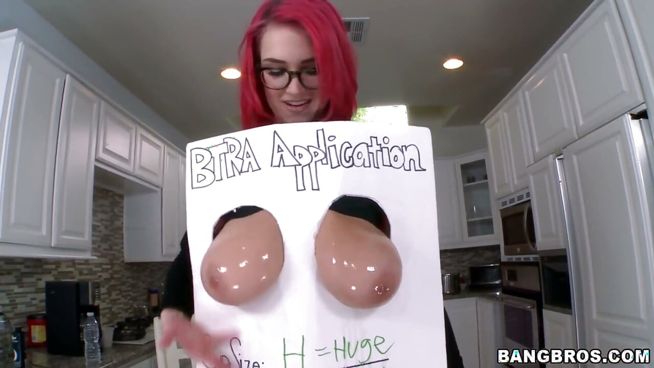 Bangbros - voluptuosa pelirroja Siri muestra sus enormes tetas mientras se la follan duro al estilo perrito
