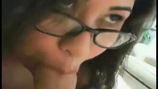 Adam tombul esmeri domaltarak sikiyor ve sonra ağzını sikmek için dışarı çıkıyor
