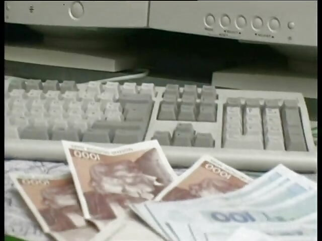Kiharatukkainen blondi saa karvaisen pillunsa sormettamaan