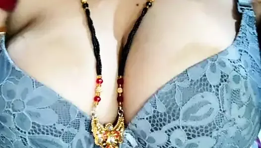 Sexy bhabi ne apni pussy pamping kari