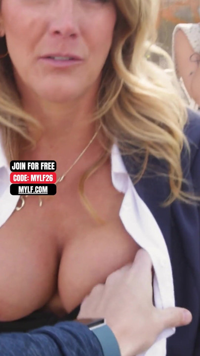 Natural tetas milf em brincos com cabelo escuro cede