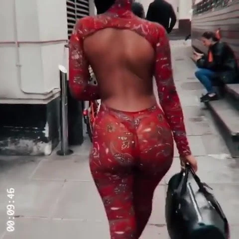Ella es chica carmesí