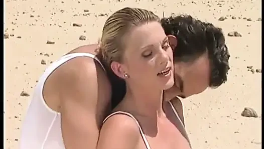 Ausgezeichnete blonde dame in weiß bekommt schwanz in ihr enges arschloch