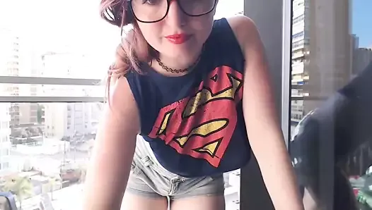 Supergirl vestida mostrando tetas en el balcón