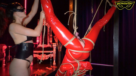 Shibari-slaaf moet ondersteboven bondage verdragen